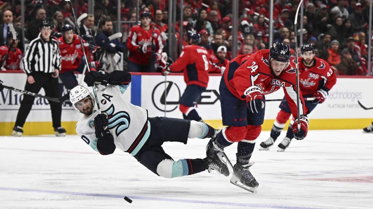 Alex Ovechkin scores his 886th goal to seal the Capitals' 4-2 win over the Kraken