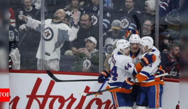 “Accepted off camera”: NHL fans tried to bribe the referees in a very unusual manner during the Islanders vs Sharks game | NHL News
