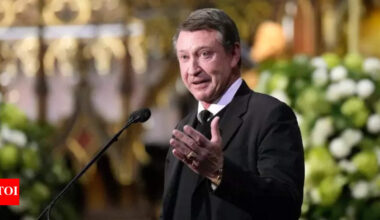 "He's still the Great One": Wayne Gretzky’s presence at Washington Capitals’ game has fans hailing him as a "legend" months after the 4 Nations' controversy | NHL News