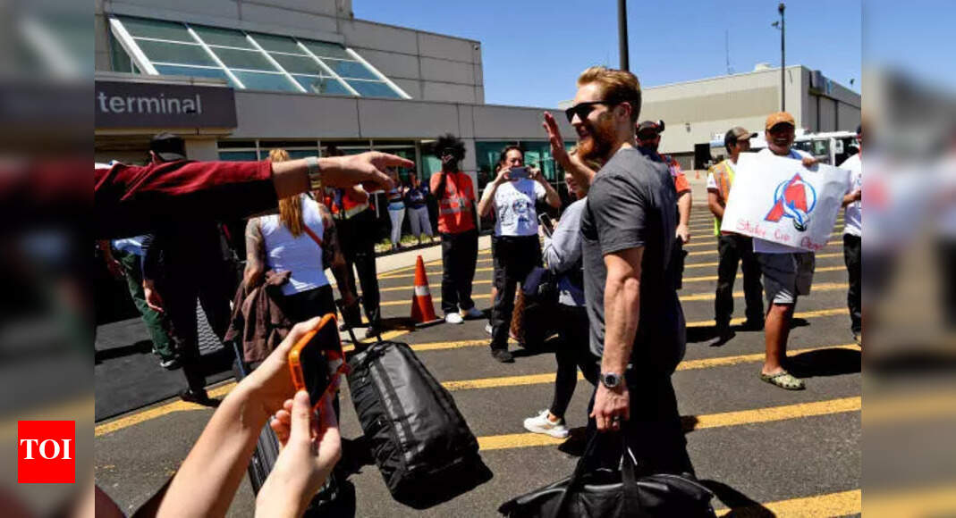 Gabriel Landeskog has emotional homecoming in AHL debut, but fight with young prospect leaves fans uneasy | NHL News