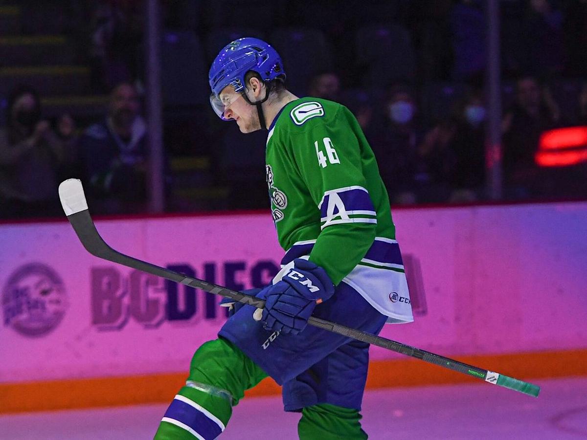 Arturs Silovs sharp to keep it 2-2 after two periods, Checkers up 29-9 in shots