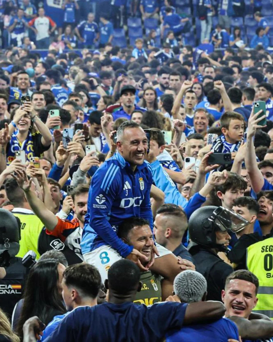 Santi in a sea of Oviedo fans, exactly where he belongs. (TNT Sports)