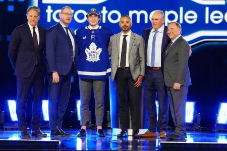 Toronto Maple Leafs executives taking a picture with first round selection Ben Danford.