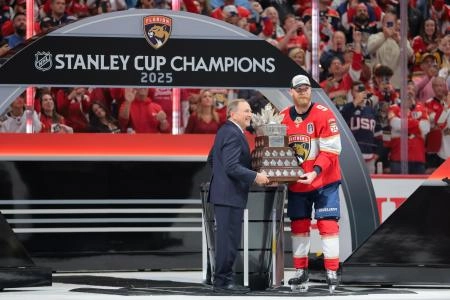 Sam Bennett receiving the Conn Smythe Trophy