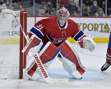 Apr 15, 2022; Montreal, Quebec, CAN; Montreal Canadiens goalie Carey Price (31) tracks the puck in the corner during the first period of the game against the New York Islanders at the Bell Centre. Mandatory Credit: Eric Bolte-Imagn Images Apr 15, 2022; Montreal, Quebec, CAN; Montreal Canadiens goalie Carey Price (31) tracks the puck in the corner during the first period of the game against the New York Islanders at the Bell Centre. Mandatory Credit: Eric Bolte-Imagn Images