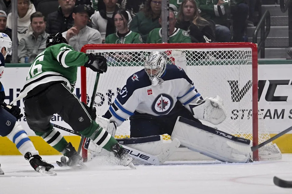 Winnipeg Jets goaltender Connor Hellebuyck (37) stops a breakaway shot by Dallas Stars right wing Mikko Rantanen (96) during the third period at the American Airlines Center. Jerome Miron-Imagn Images