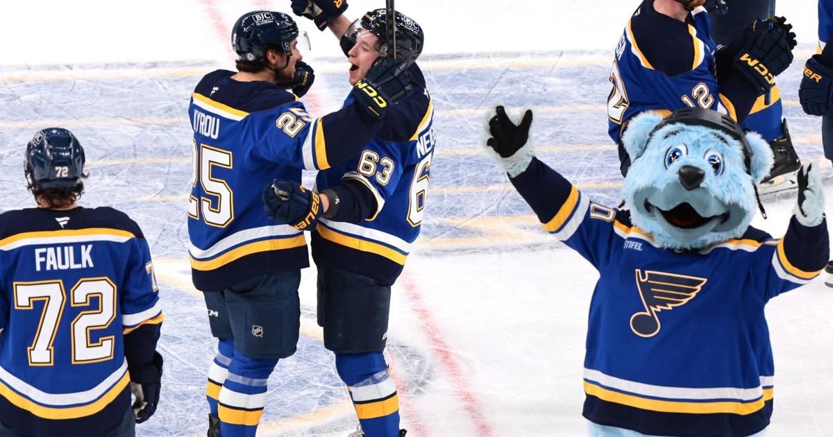 Join Blues beat writer Matthew DeFranks for his live chat