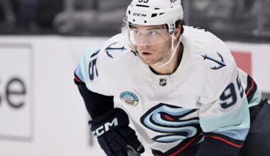 Blackhawks acquire Andre Burakovsky from Kraken in exchange for fellow forward Joe Veleno | National Sports