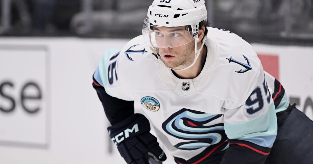 Blackhawks acquire Andre Burakovsky from Kraken in exchange for fellow forward Joe Veleno | National Sports