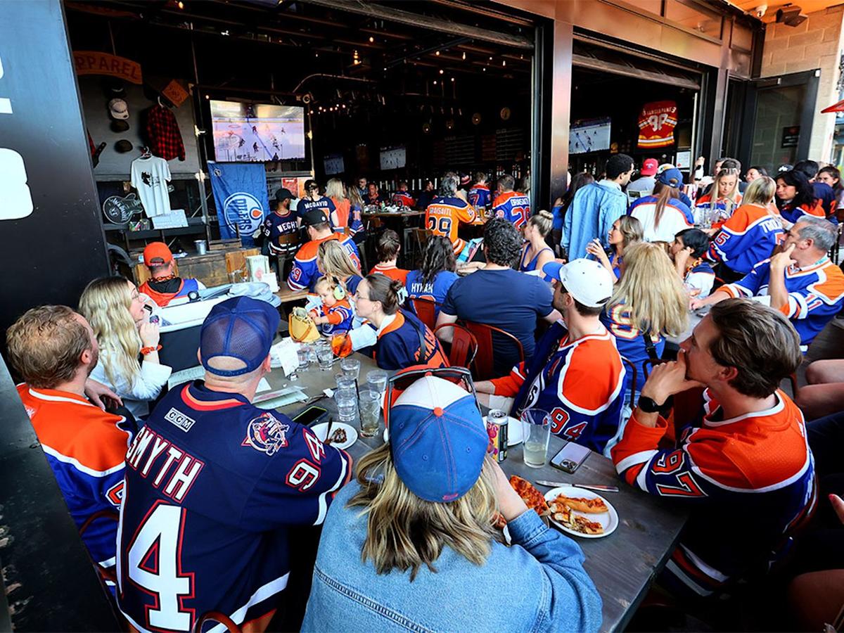 Edmonton Oilers fans flock to Trolley 5 to watch Stanley Cup Final