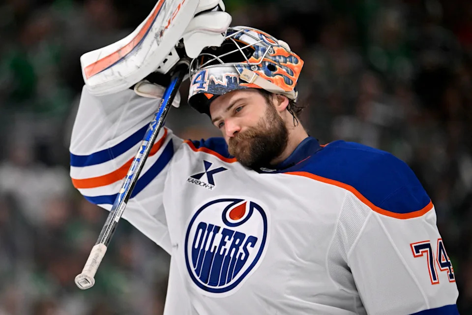 Edmonton Oilers goaltender Stuart Skinner (74) reacts against the Dallas Stars at American Airlines Center.Jerome Miron-Imagn Images
