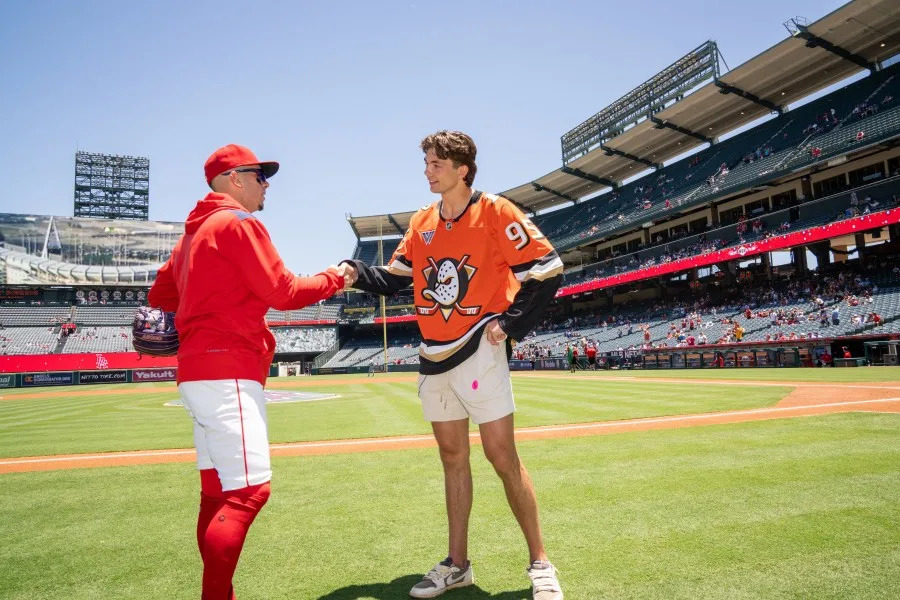 Ducks Rookie Roger McQueen meets Los Angeles Angels shortstop Zach Neto. (Anaheim Ducks)