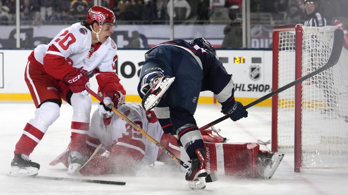 Red Wings get a ‘stick in the face’ on decisive goal; Blue Jackets take outdoor showdown