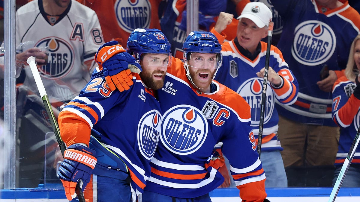 Connor McDavid, Aleksander Barkov's playoff assists compared