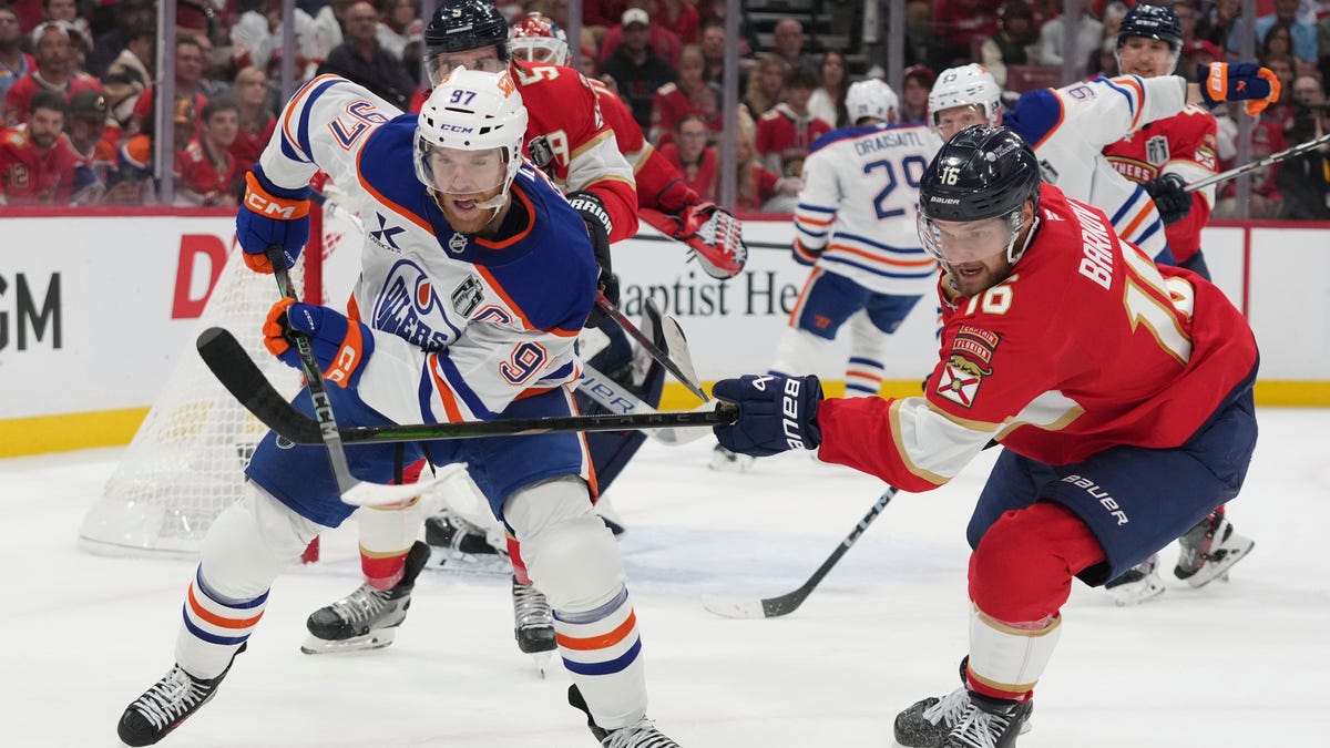 Panthers rout Oilers for 2-1 lead; Griffins sign Swede Seger
