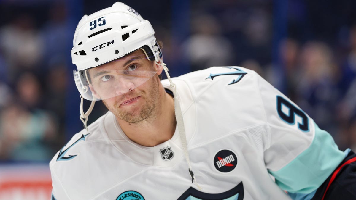 Andre Burakovsky traded to Blackhawks with Kraken acquiring Joe Veleno