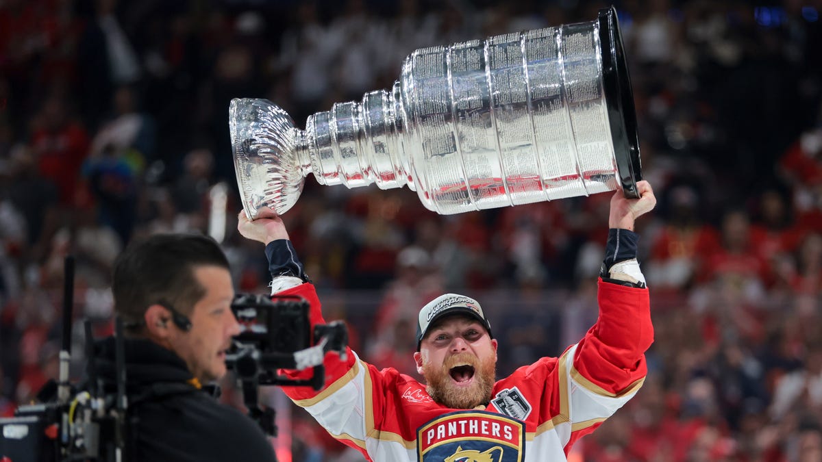 Latest signings; Sam Bennett returns to Panthers