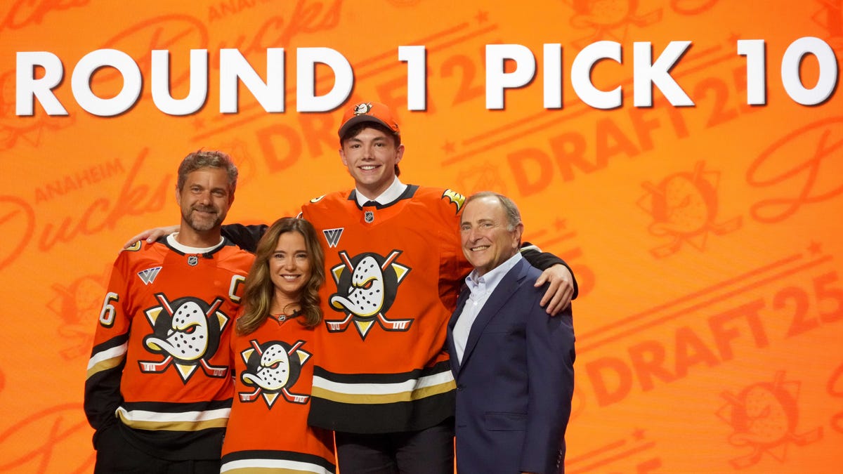 Watch "The Mighty Ducks' movie stars make NHL Draft selection