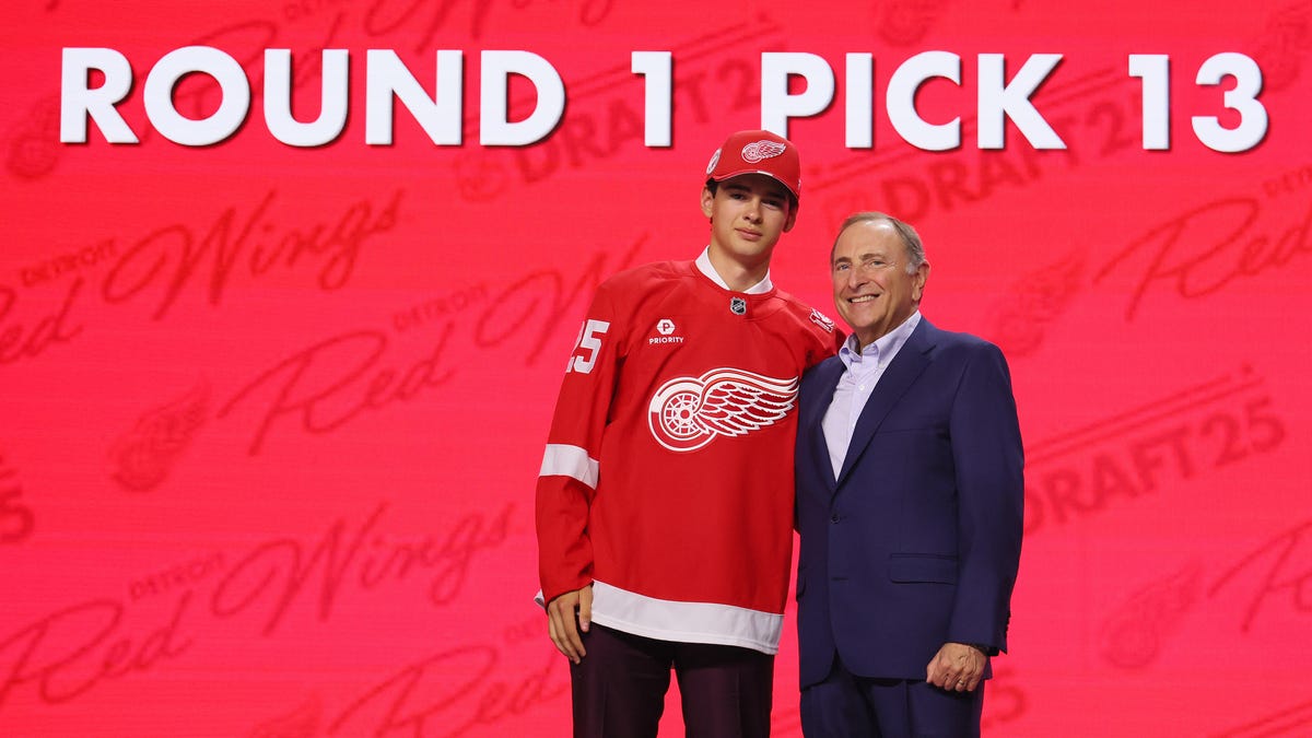 Detroit Red Wings select feisty Carter Bear in first round of NHL Draft