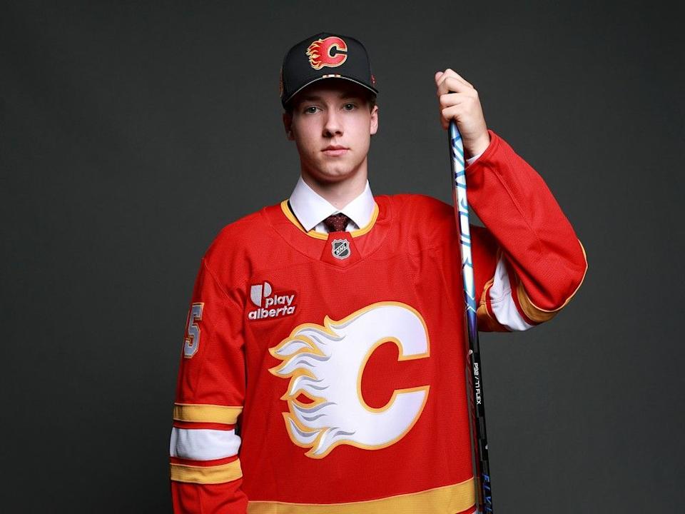  LOS ANGELES, CALIFORNIA – JUNE 27: Cullen Potter poses for a portrait after being drafted by the Calgary Flames with the thirty-second overall pick during the first round of the 2025 Upper Deck NHL Draft at JW Marriott Los Angeles L.A. LIVE on June 27, 2025 in Los Angeles, California.