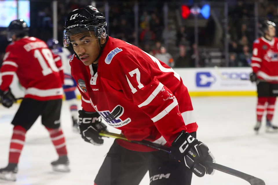 LONDON, ONTARIO - NOVEMBER 26: Forward Malcolm Spence #17 of Team CHL skates against Team USA during the CHL USA Prospects Challenge at Canada Life Place on November 26, 2024 in London, Ontario. (Photo by Dennis Pajot/Getty Images)