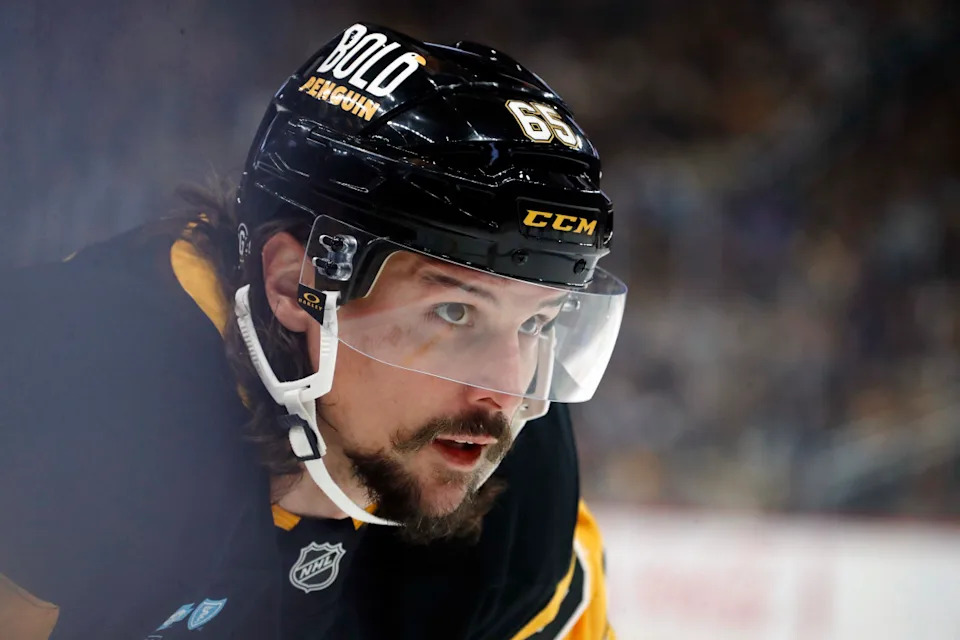 Pittsburgh Penguins defenseman Erik Karlsson (65) is predicted to waive his no-movement clause.Charles LeClaire-Imagn Images