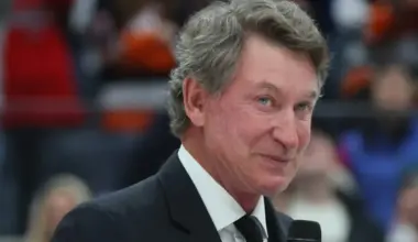 NHL legend Wayne Gretzky wastes no time naming the best player in hockey