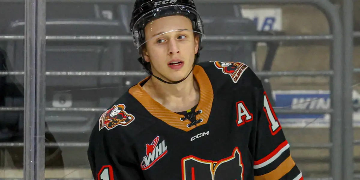 Benjamin Kindel skating for the Calgary Hitmen