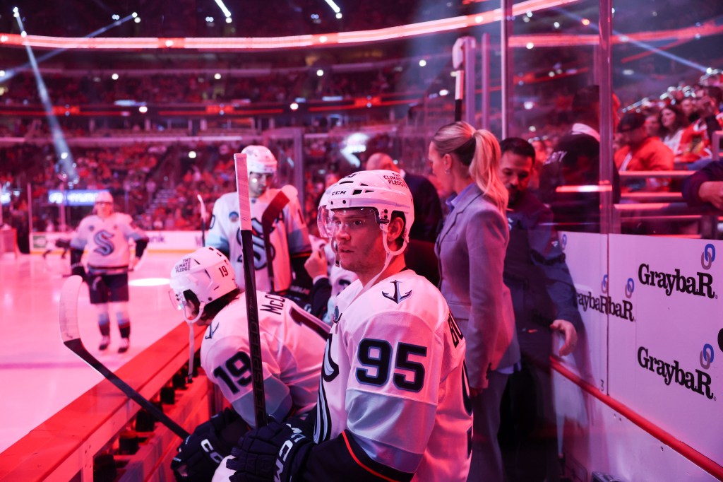 Chicago Blackhawks acquire André Burakovsky from Seattle Kraken