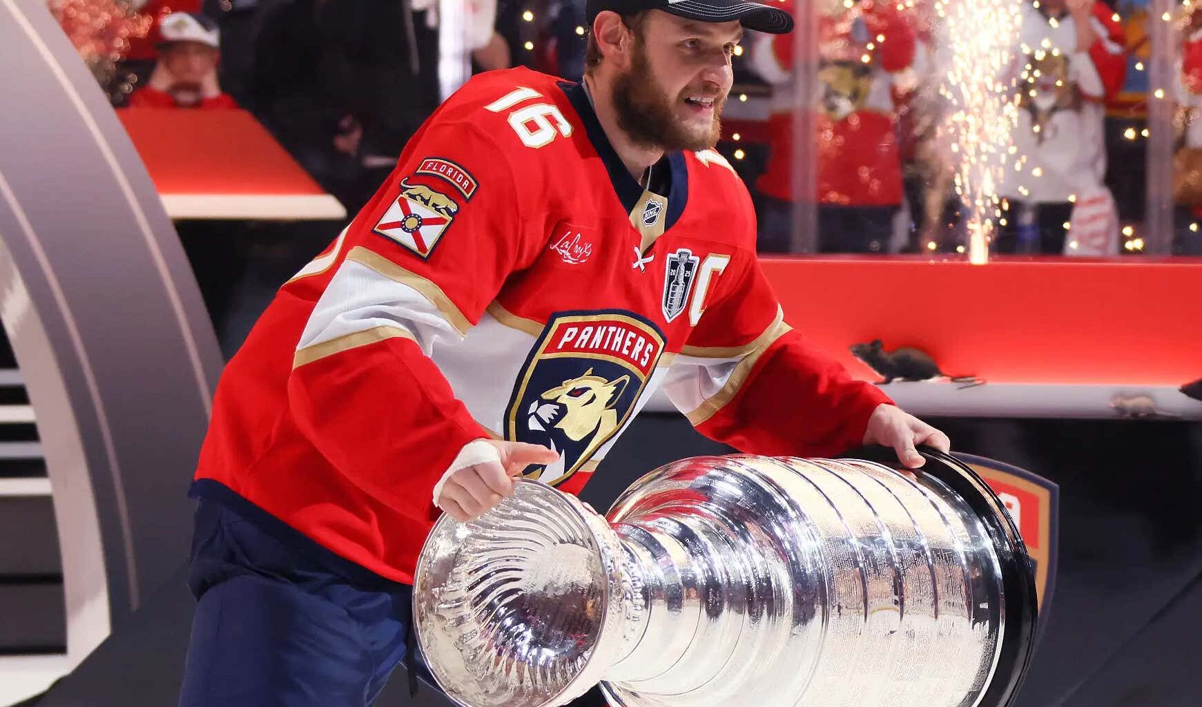 Hockey Tough: Florida Panthers' Captain Aleksander Barkov Split Open The Palm of His Hand in Game 1, Had Stitches Torn Out Multiple Times, Didn't Miss A Game