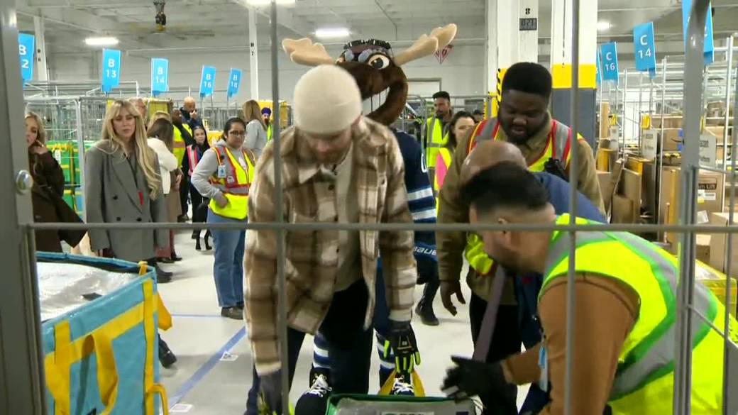 Click to play video: 'Lowry accepts cheque on behalf of Toba Centre for Children and Youth'