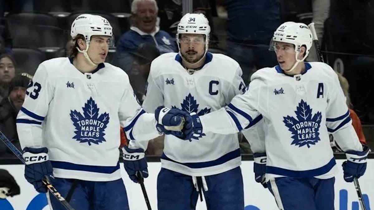 Click to play video: '‘Pressure comes from inside the locker room’: Maple Leafs coach denies fan pressure played role in latest game 7 collapse'