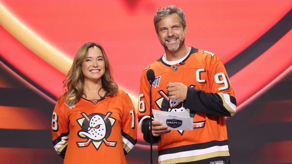 'The Mighty Ducks' Joshua Jackson & Marguerite Moreau Announce NHL Pick