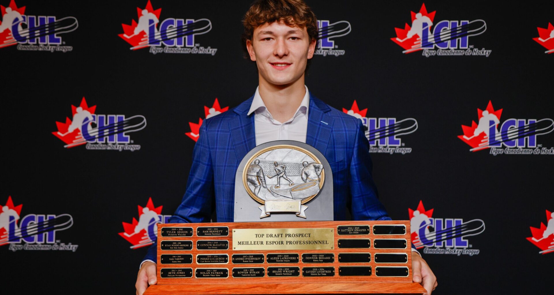 Potential No. 1 Pick Matthew Schaefer Deserving of CHL Top Prospect Award - The Hockey Writers - NHL Entry Draft
