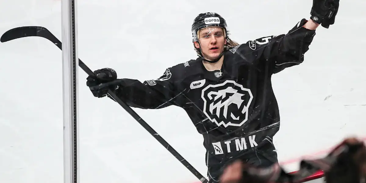 Maxim Shabanov skating in the KHL