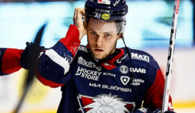 Jonathan Myrenberg skating in the SHL