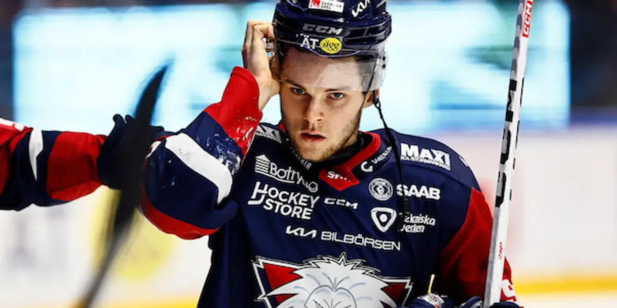 Jonathan Myrenberg skating in the SHL