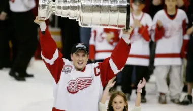 Steve Yzerman attempts daring revival as Red Wings aim to end nine-year playoff drought