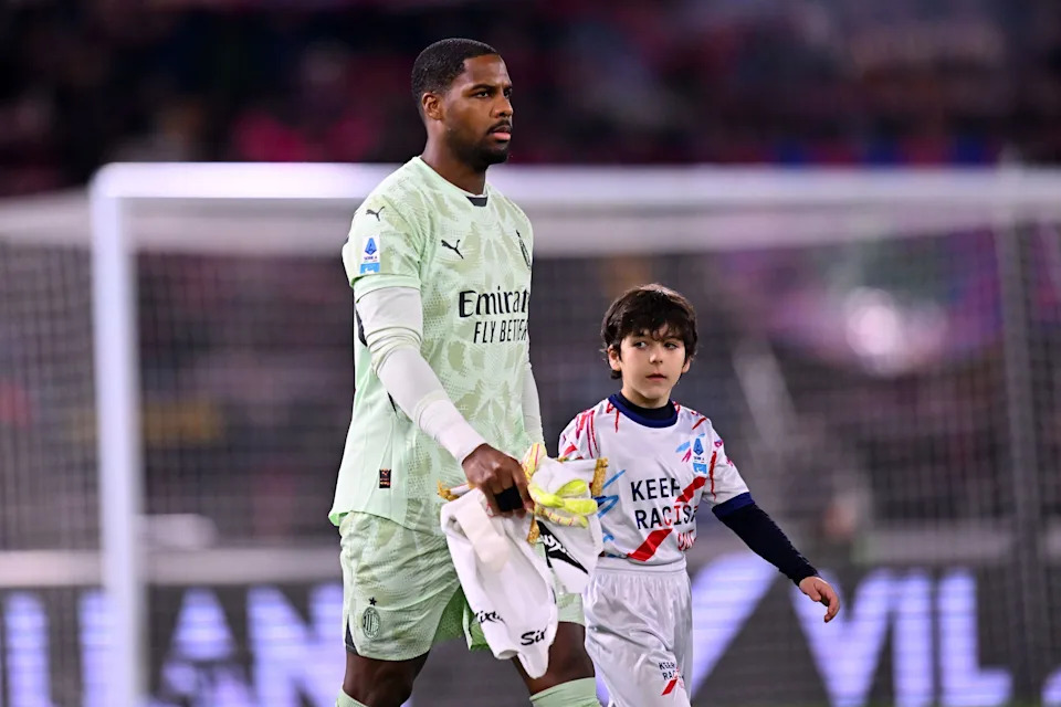 Mike Maignan in action for AC Milan.