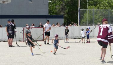 Flin Flon evacuees gather for street hockey game organized by former Bombers captain