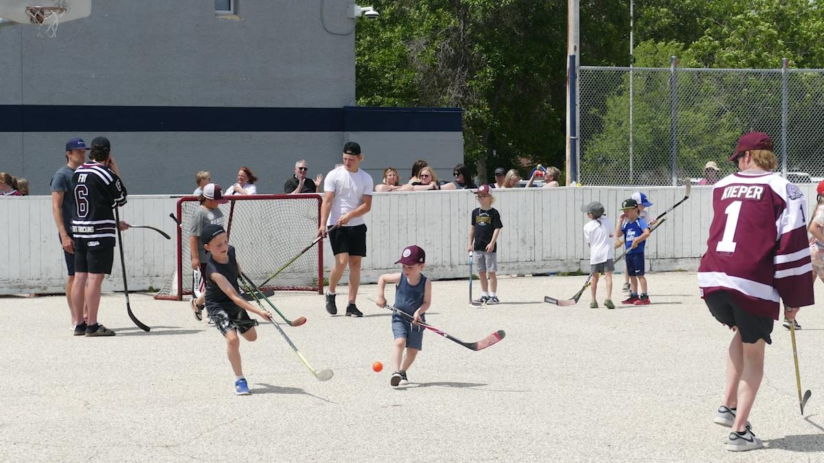 Flin Flon evacuees gather for street hockey game organized by former Bombers captain