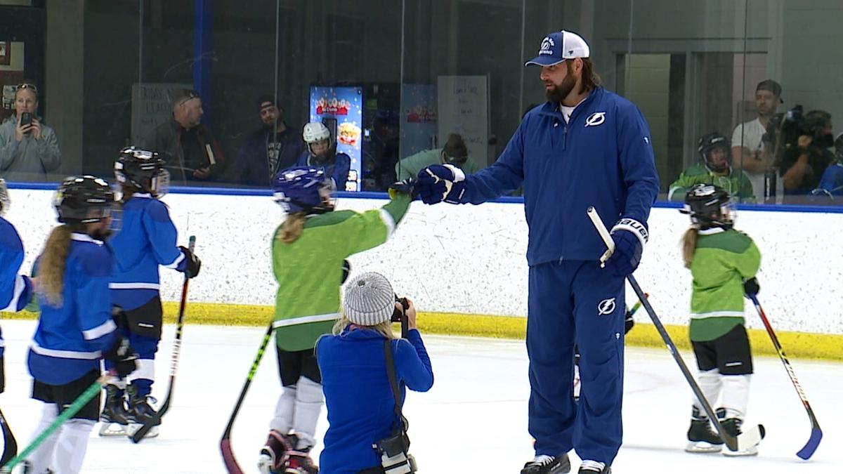Lightning legend Pat Maroon helps at girls' summer hockey camp