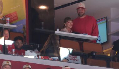 Taylor Swift shared a sweet selfie with a fan at Oilers-Panthers