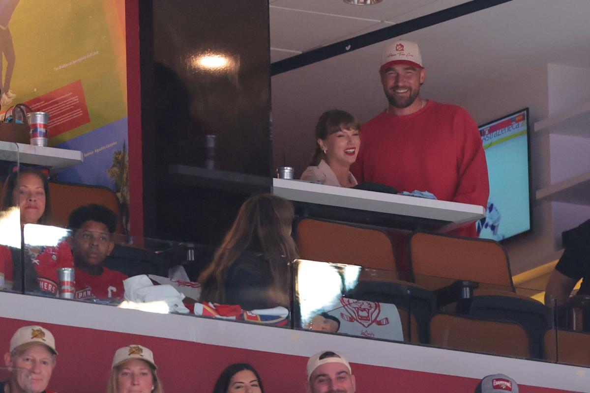 Taylor Swift shared a sweet selfie with a fan at Oilers-Panthers