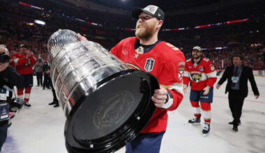 Bennett signs 8-year contract to stay with Panthers