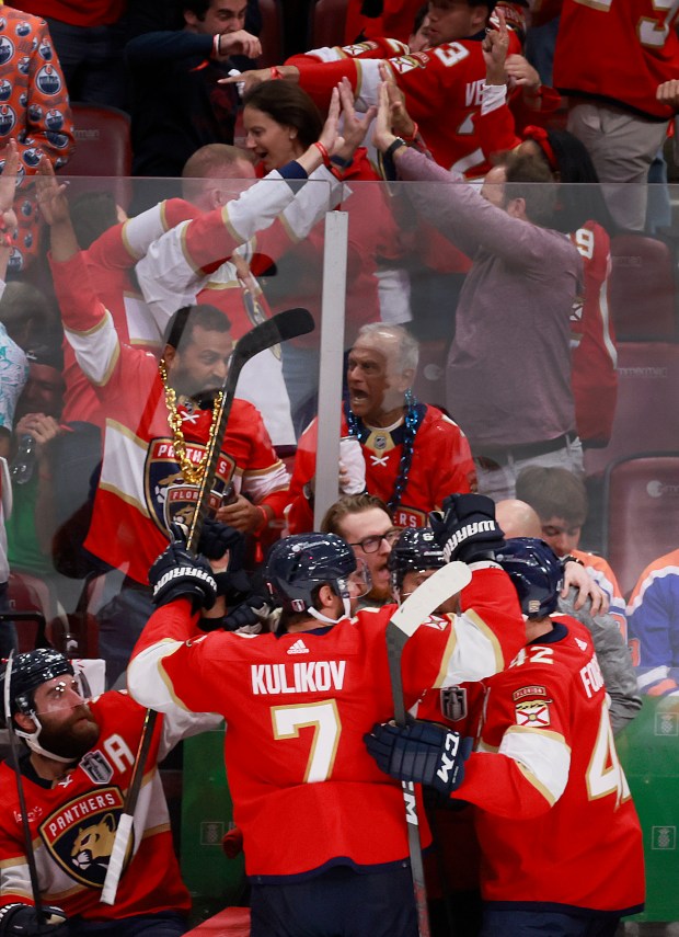 The bench celebrates as Florida Panthers center Sam Reinhart (13)...