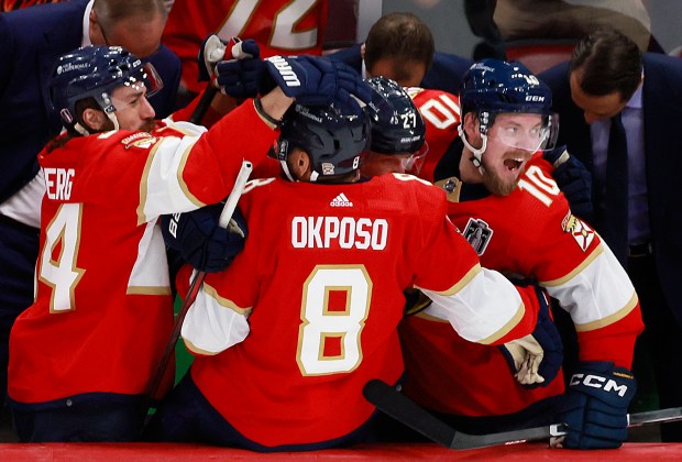 The bench celebrates as Florida Panthers center Sam Reinhart (13)...