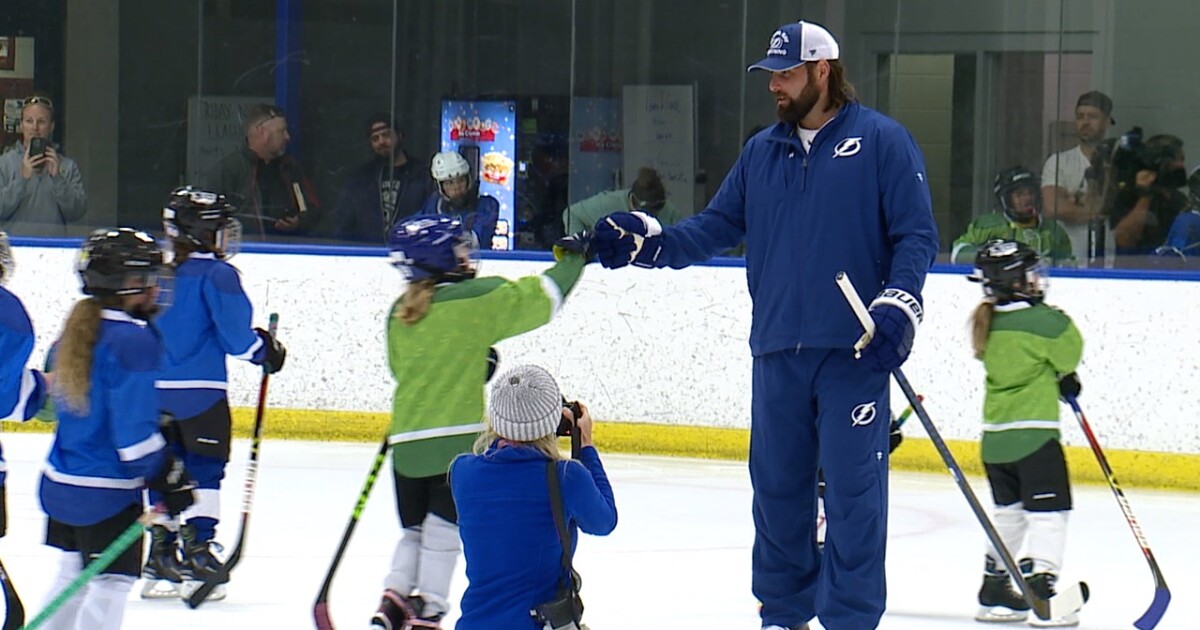 Lightning legend Pat Maroon helps at girls' summer hockey camp