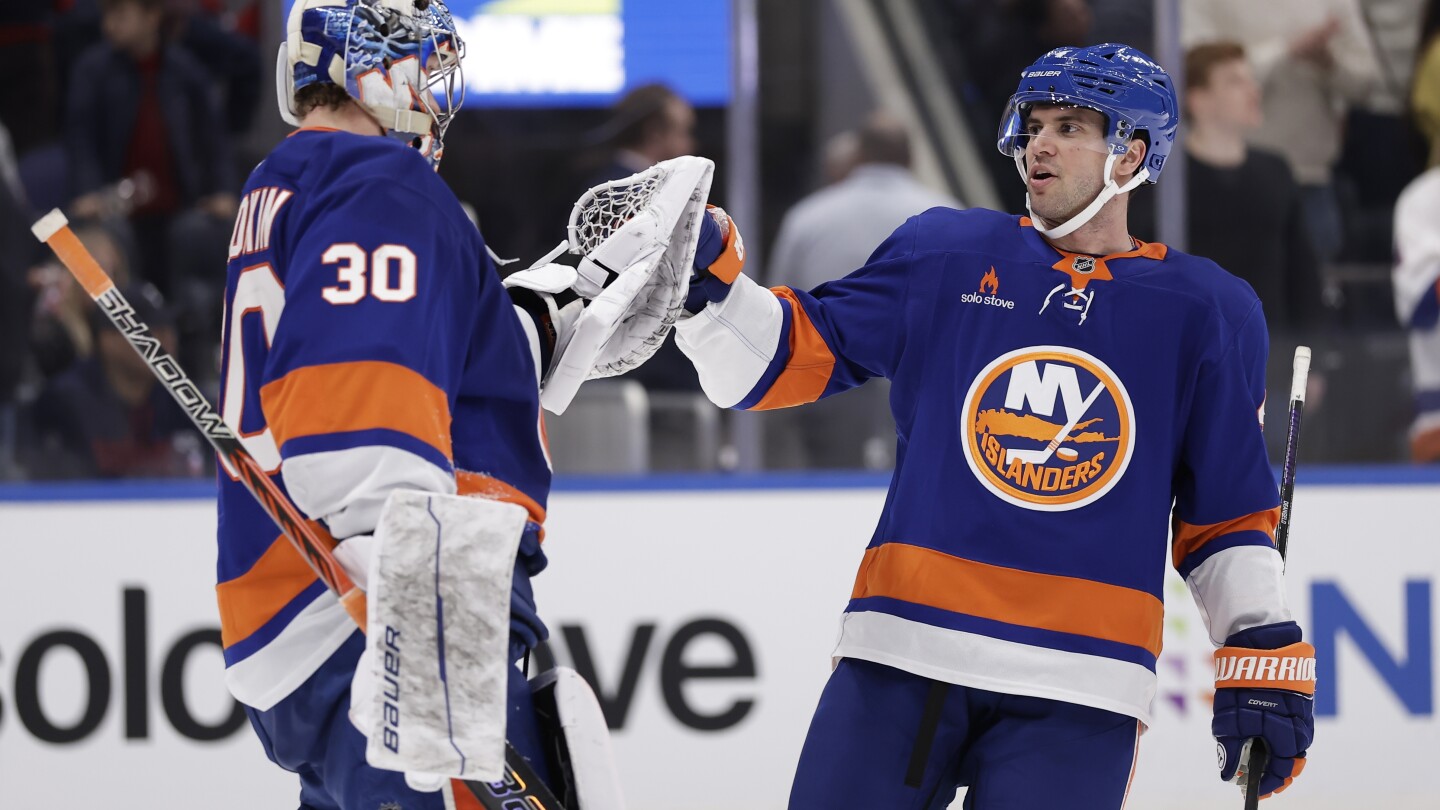 Sorokin gives up Ovechkin's 895th goal, the 1st he's allowed to his fellow Russian