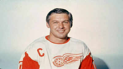 Alex Delvecchio, Detroit Red Wings legend and 3-time Stanley Cup champion, dies at 93